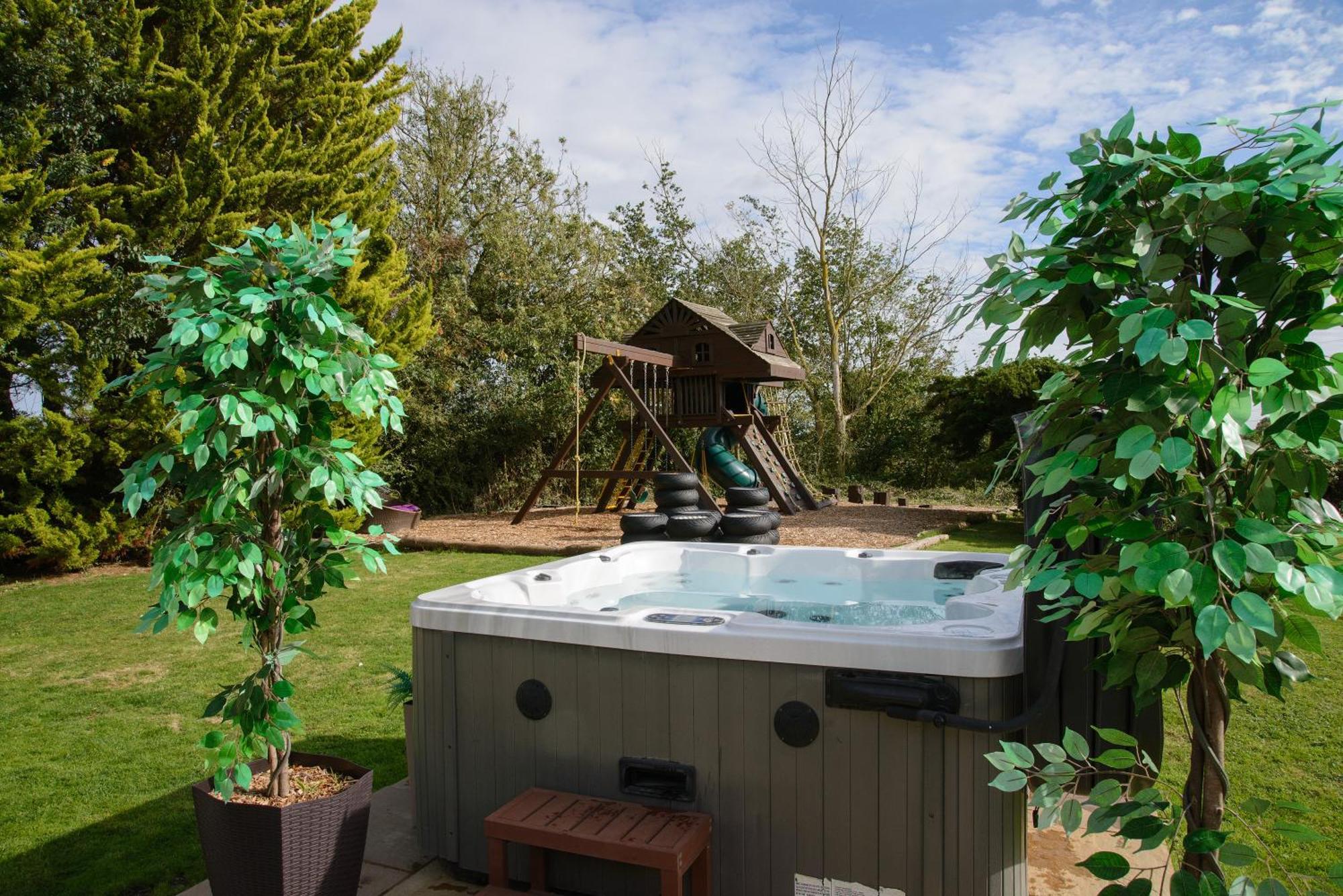 Deluxe 4 Or 5 Bed House With Hot Tub, Cinema Room Sleeps 15 Saffron Walden Exterior foto