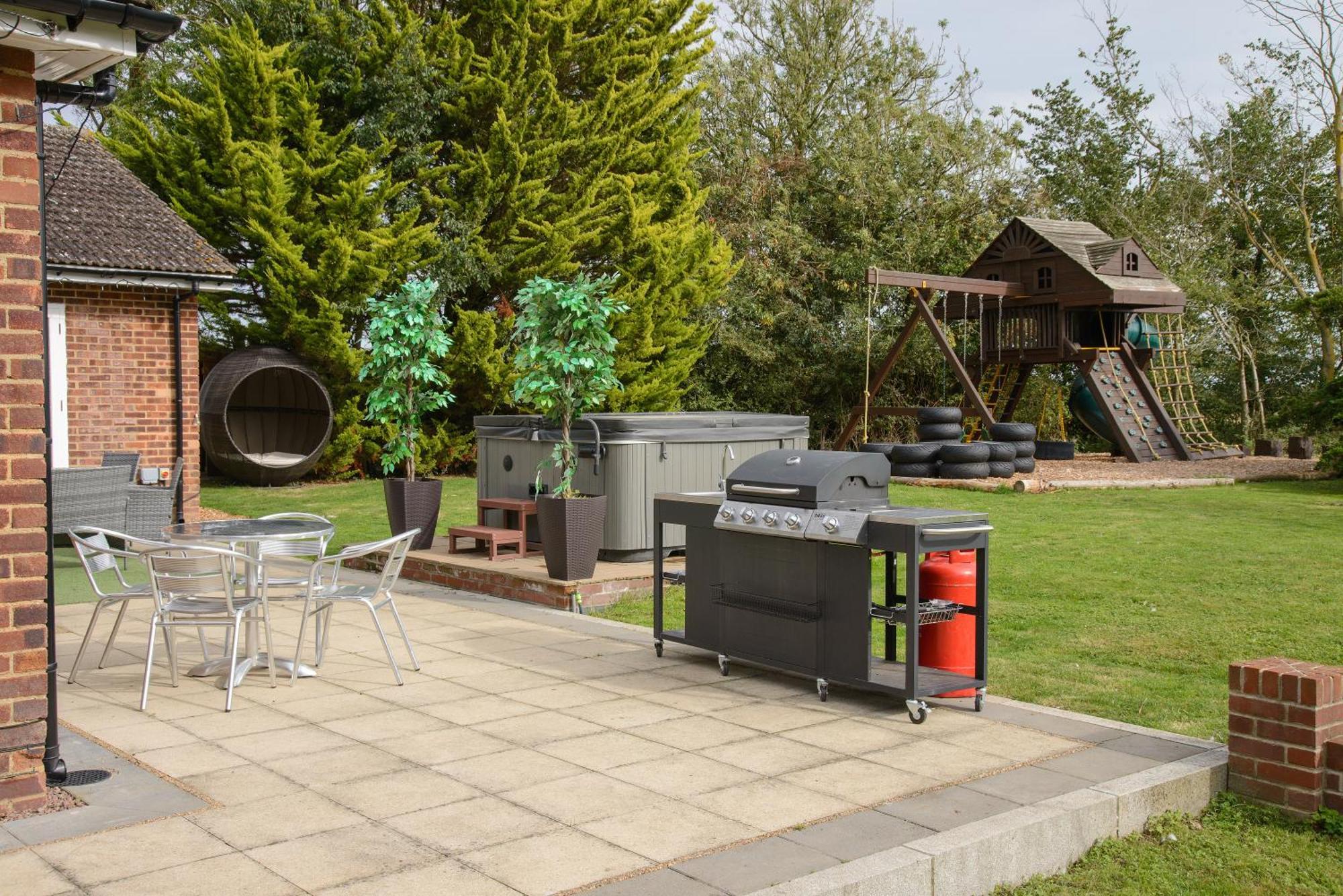 Deluxe 4 Or 5 Bed House With Hot Tub, Cinema Room Sleeps 15 Saffron Walden Exterior foto